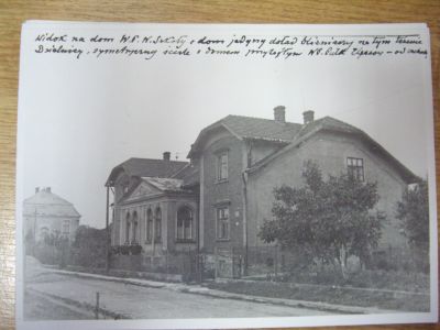 Dom rodzinny Edwarda i Leopoldyny Januszów z lat 1912-1914, wybudowany przy ul. Poniatowskiego, tzw. "Januszówka". Widok od strony ul. Mochnackiego. Dom w czasie pierwszej wojny światowej zajmowany był przez żołnierzy rosyjskich. Został rozebrany                     w latach 70. XX wieku w związku z budową przychodni. Materiały Biura Miejskiego Konserwatora Zabytków UM Rzeszowa